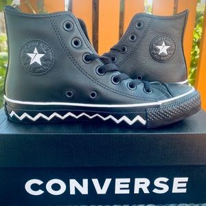 Converse Chuck Taylor Leather Sneakers | 5.5W